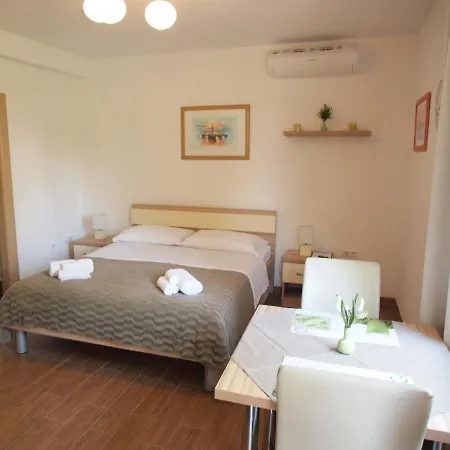 One-bedroom Near Sea 5 *