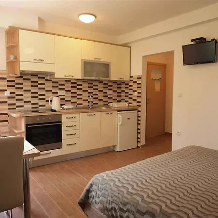 One-bedroom Near Sea 5 *