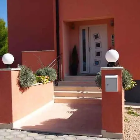 One-bedroom Near Sea 5 *